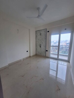 Room in 2.5 BHK Apartment at Trident Embassy, Sector 1 Greater Noida – for Rent