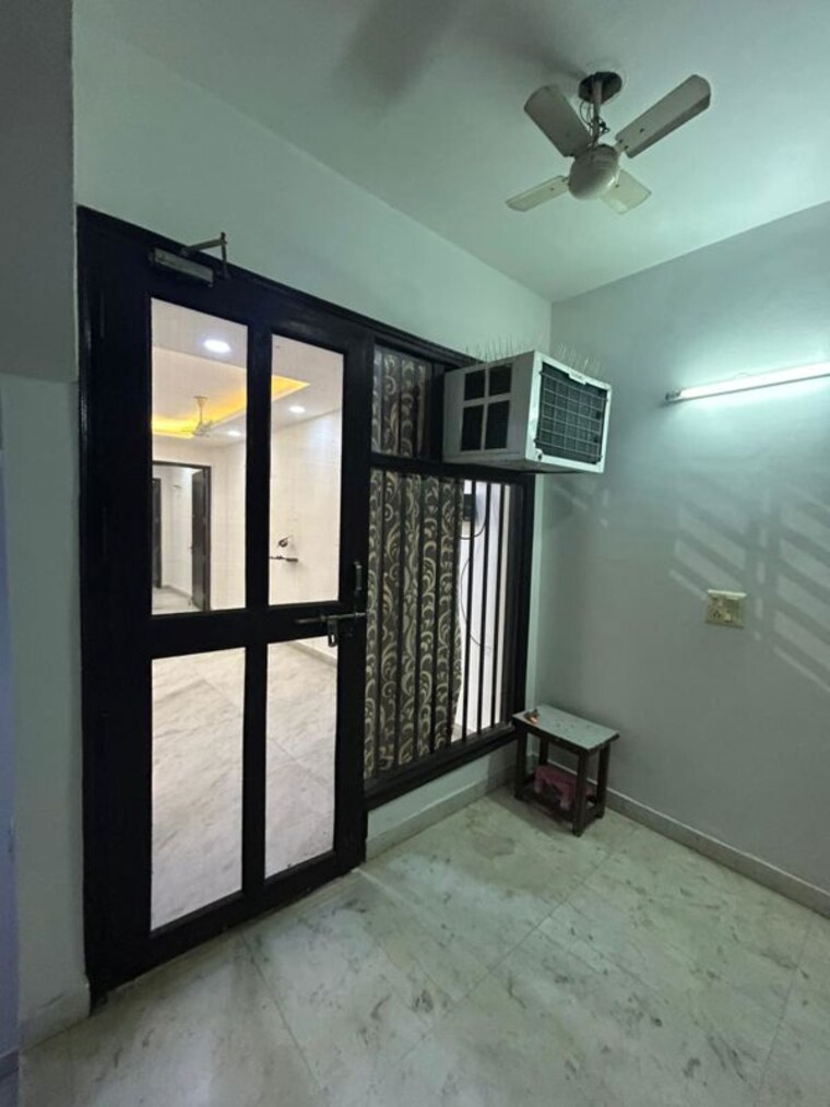 Room, lajpat nagar 4 Commercial Office Space 750 Sq.Ft. In Lajpat Nagar 4 Delhi 10527711