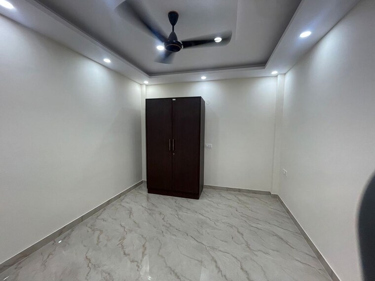 Room, lajpat nagar 4 Commercial Office Space 750 Sq.Ft. In Lajpat Nagar 4 Delhi 10527711