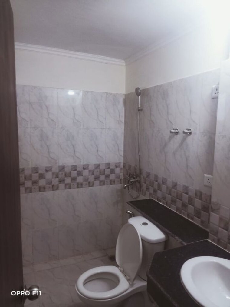 Bathroom, amrapali-pan-oasis 2 Bedroom 1042 Sq.Ft. Apartment In Sector 70 Noida 10527727
