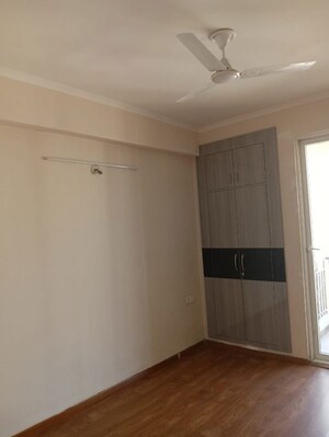 Room in 2.5 BHK Apartment at Amrapali Kingswood, Sector 4 Greater Noida – for Rent