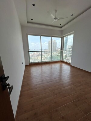 Room in 4 BHK Apartment at Kalpataru Oceana, Prabhadevi – for Rent