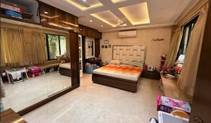 Bedroom in 6 BHK Villa at Lokhandwala Complex, Andheri West – for Sale