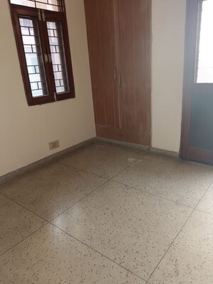 Room in 3 BHK Builder Floor at Sushant Lok 2, Sector 57 – for Rent