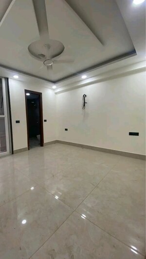 Room in 3 BHK Apartment at Chattarpur – for Rent