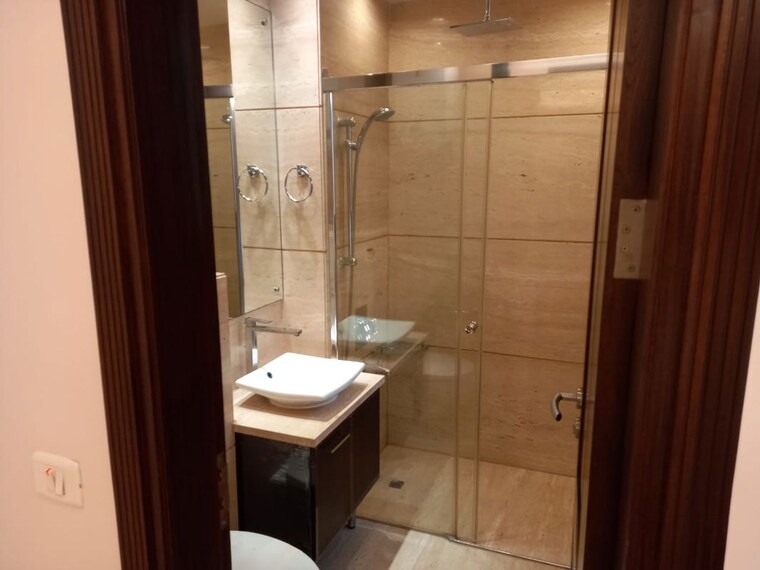 Bathroom, safdarjung enclave 3 Bedroom 1800 Sq.Ft. Builder Floor In Safdarjung Enclave Delhi 10527922