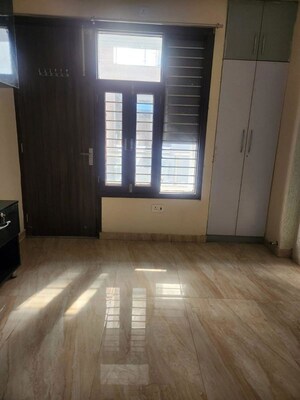 Room in 3 BHK Builder Floor at Sector 21 – for Rent