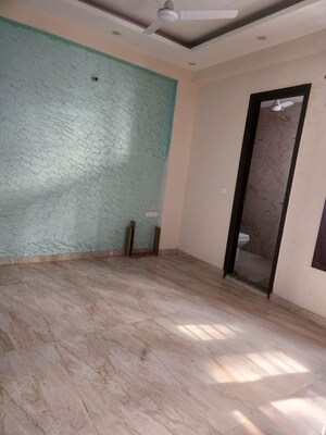 Room in 3 BHK Builder Floor at Sector 21 – for Rent