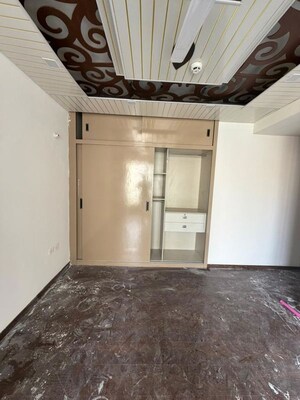 Room in 3 BHK Builder Floor at Sector 21 – for Rent