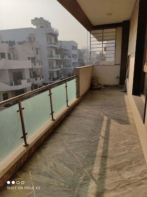 Balcony in 3 BHK Builder Floor at Sector 33 – for Rent