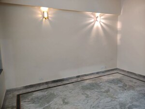 Room in 2 BHK Builder Floor at Gomti Nagar – for Rent