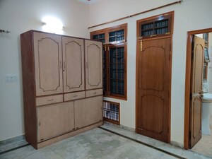 Room in 2 BHK Builder Floor at Gomti Nagar – for Rent