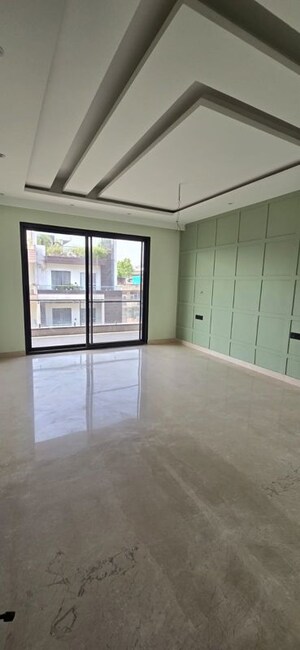 Room in 4 BHK Builder Floor at Auram Floor, South City 2 – for Sale