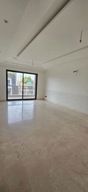Room in 4 BHK Builder Floor at Auram Floor, South City 2 – for Sale