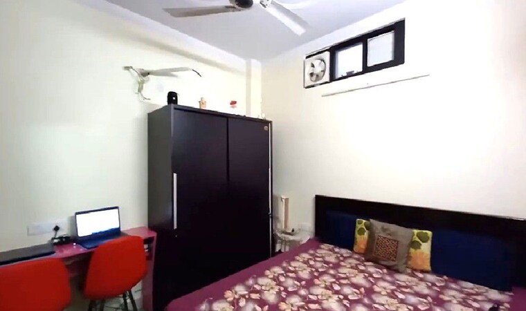 Bedroom, ramesh nagar 2 Bedroom 100 Sq.Yd. Builder Floor In Ramesh Nagar Delhi 10528130