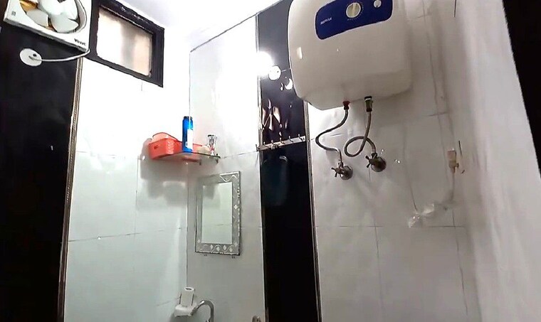 Washroom, ramesh nagar 2 Bedroom 100 Sq.Yd. Builder Floor In Ramesh Nagar Delhi 10528130
