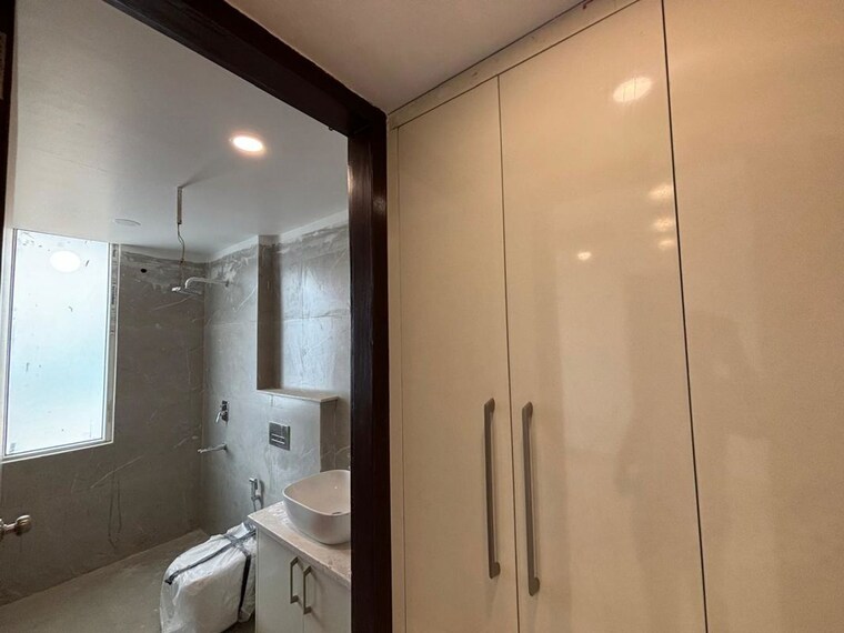 Bathroom, vipul-world-floors 4 Bedroom 2650 Sq.Ft. Builder Floor In Sector 48 Gurgaon 10528197