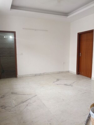 Room in 2 BHK Builder Floor at Sector 43 – for Rent