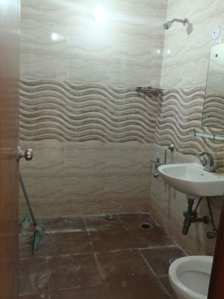 Bathroom, sector 43 2 Bedroom 1200 Sq.Ft. Builder Floor In Sector 43 Gurgaon 10528241