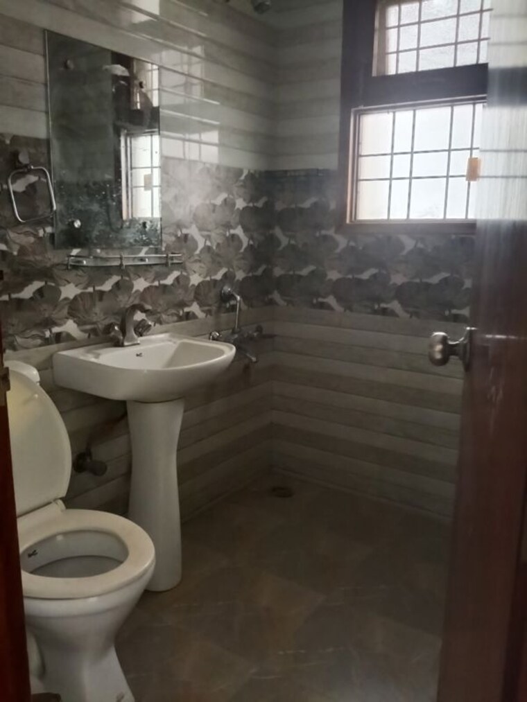 Bathroom, sector 43 2 Bedroom 1200 Sq.Ft. Builder Floor In Sector 43 Gurgaon 10528241