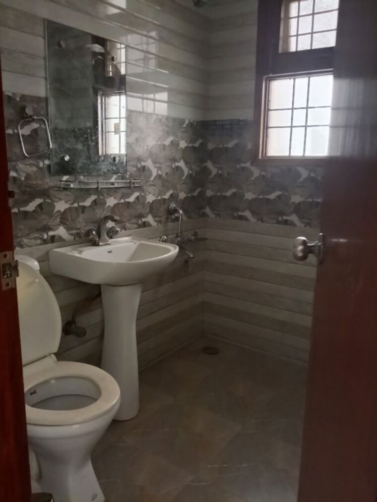 Bathroom, sector 43 2 Bedroom 1200 Sq.Ft. Builder Floor In Sector 43 Gurgaon 10528241