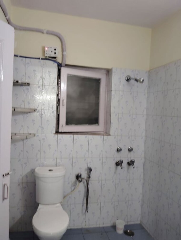Bathroom, defence colony 3 Bedroom 1500 Sq.Ft. Builder Floor In Defence Colony Delhi 10528262