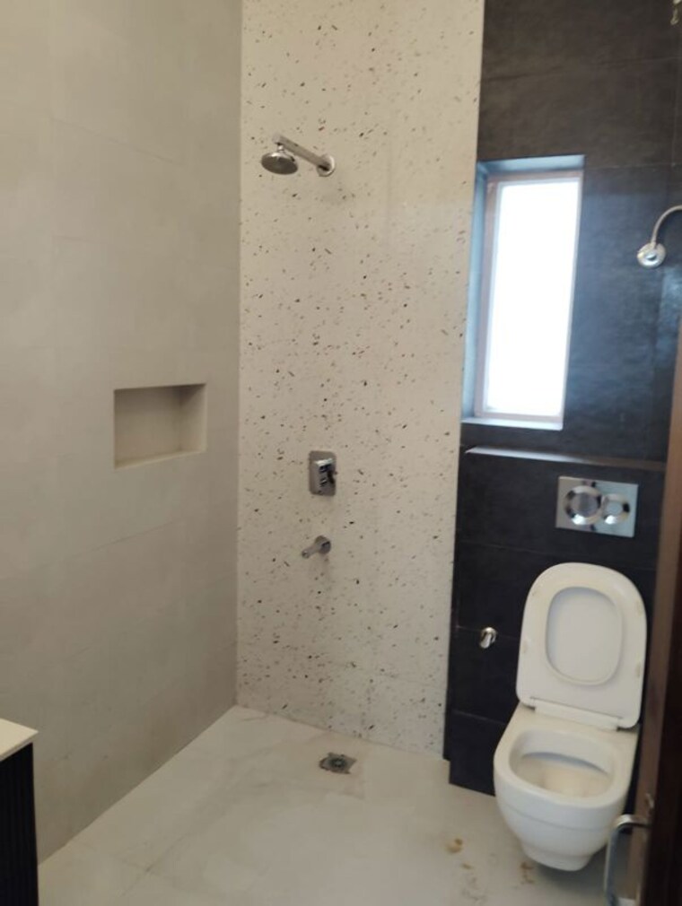 Bathroom, defence colony 3 Bedroom 1500 Sq.Ft. Builder Floor In Defence Colony Delhi 10528262