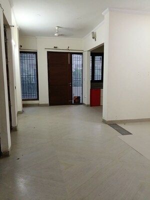 Room in 2 BHK Builder Floor at Sector 43 – for Rent