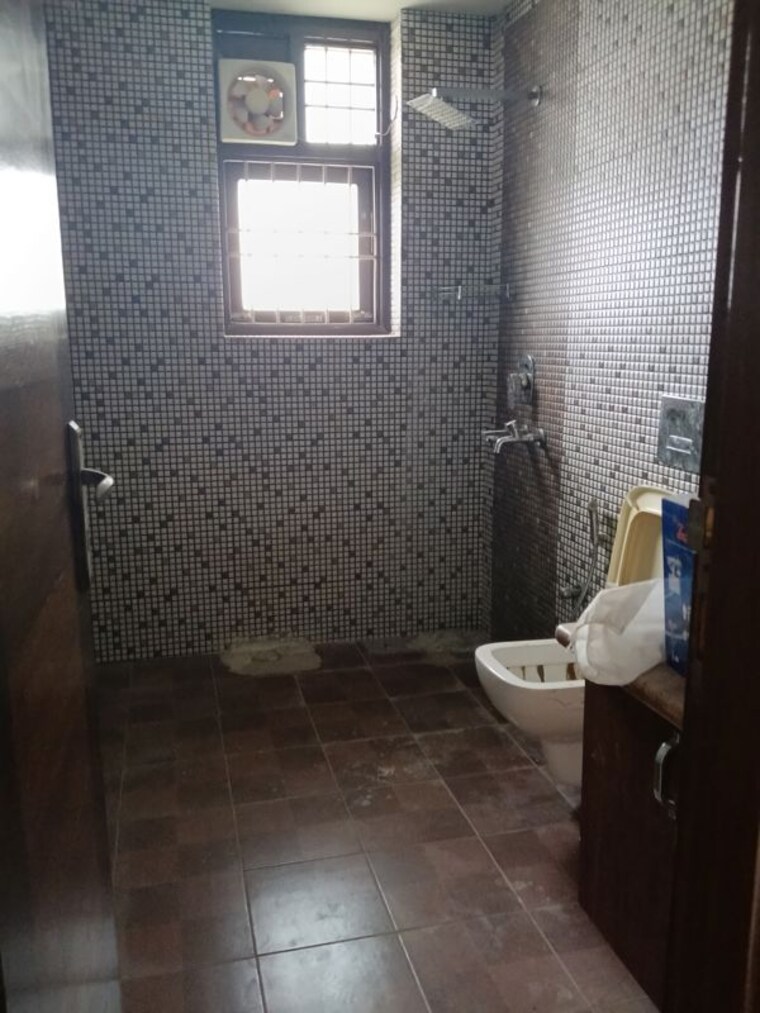 Bathroom, sector 43 3 Bedroom 2500 Sq.Ft. Builder Floor In Sector 43 Gurgaon 10528323