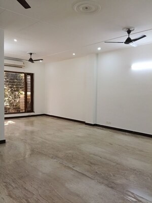 Room in 3 BHK Builder Floor at Sector 43 – for Rent