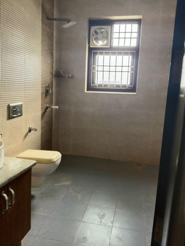 Bathroom, sector 43 3 Bedroom 2500 Sq.Ft. Builder Floor In Sector 43 Gurgaon 10528323