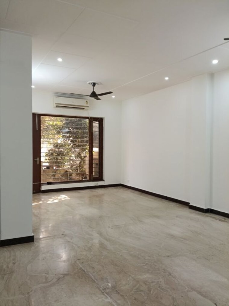 Room, sector 43 3 Bedroom 2500 Sq.Ft. Builder Floor In Sector 43 Gurgaon 10528323