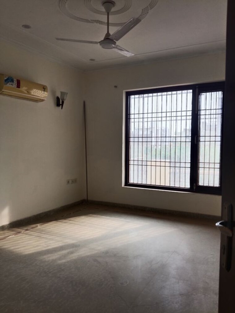 Room, sector 43 3 Bedroom 2500 Sq.Ft. Builder Floor In Sector 43 Gurgaon 10528323