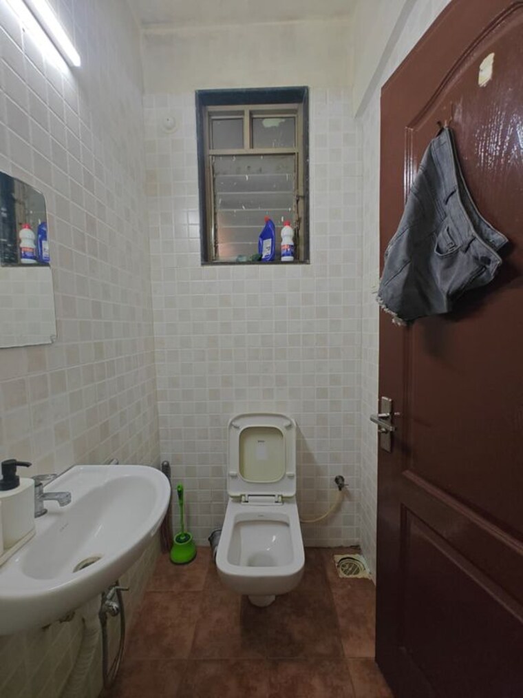 Bathroom, camelot-society 3 Bedroom 2200 Sq.Ft. Apartment In Viman Nagar Pune 10528498