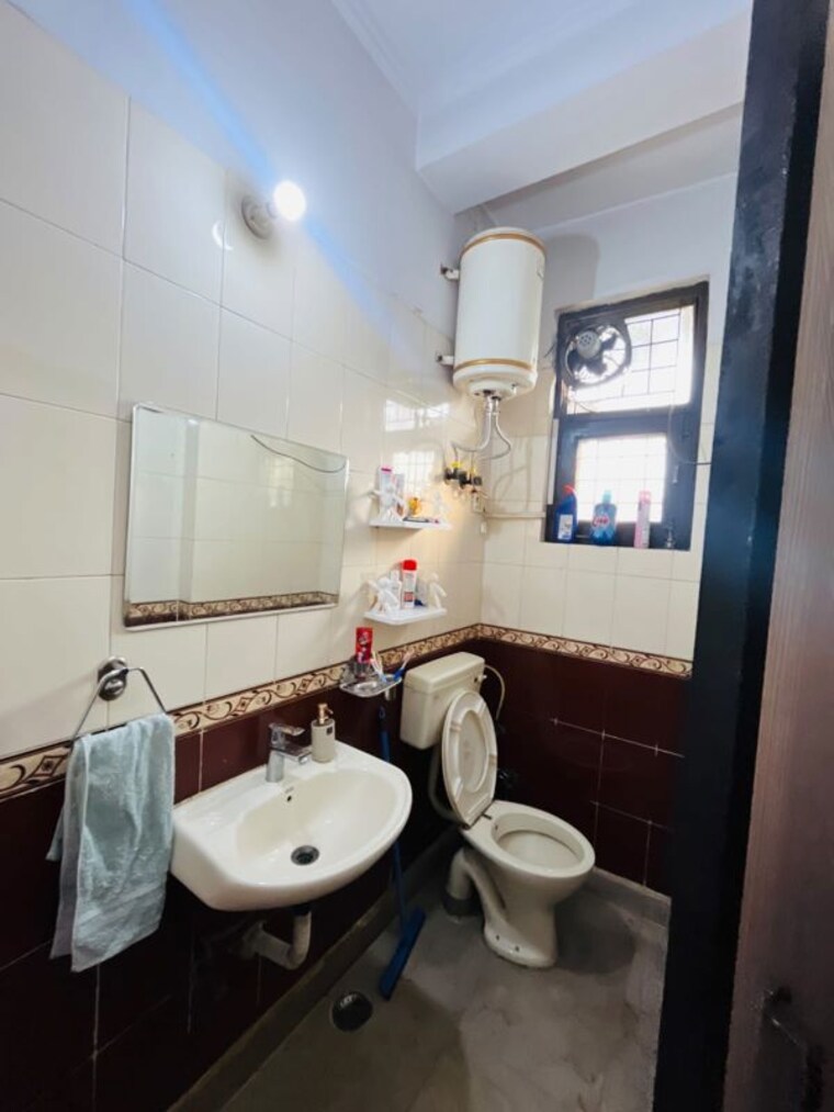 Bathroom, indrapuram 2 Bedroom 3500 Sq.Ft. Builder Floor In Indrapuram Ghaziabad 10528642