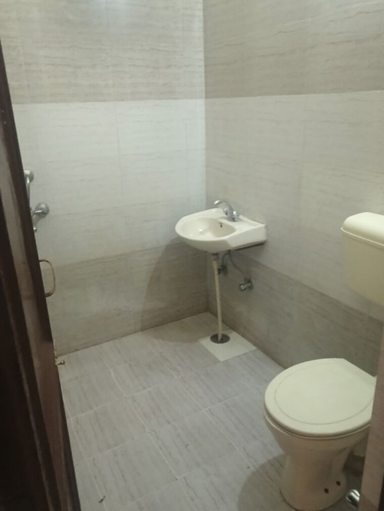 Bathroom, guru-nanak-enclave 2 Bedroom 142 Sq.Yd. Builder Floor In Dhakoli Zirakpur 10528648