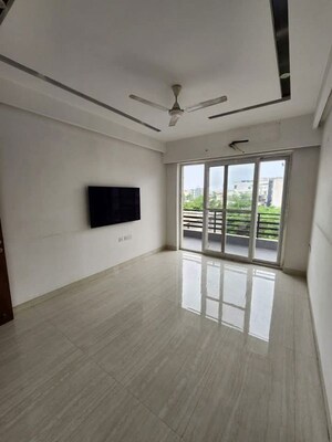 Room in 4 BHK Apartment at Conscient Heritage Max, Sector 102 – for Rent