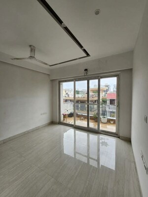 Room in 4 BHK Apartment at Conscient Heritage Max, Sector 102 – for Rent
