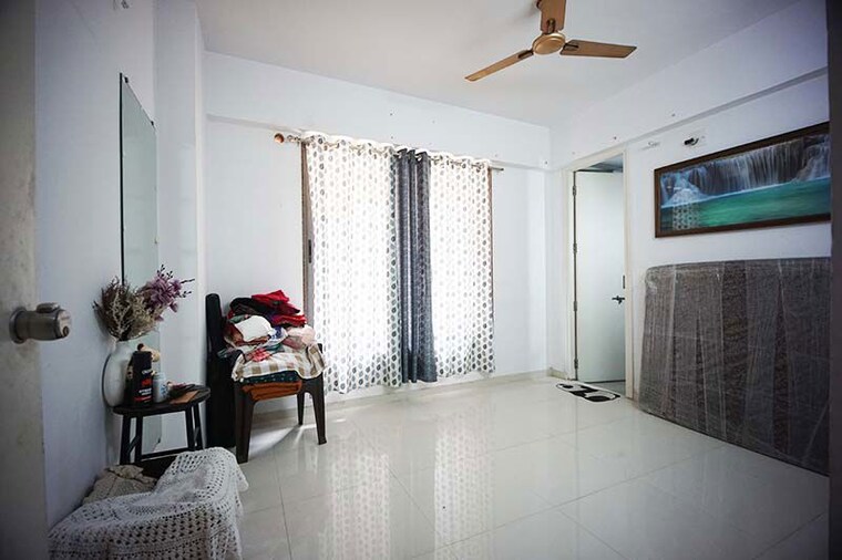 Living Room, vaishnodevi circle 3 Bedroom 145 Sq.Yd. Apartment In Vaishnodevi Circle Ahmedabad 10528731