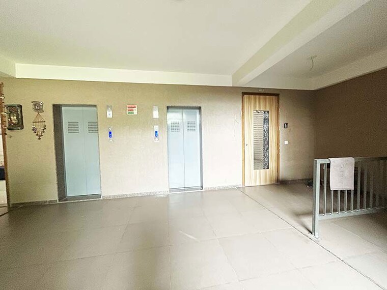 Room, vaishnodevi circle 3 Bedroom 145 Sq.Yd. Apartment In Vaishnodevi Circle Ahmedabad 10528731