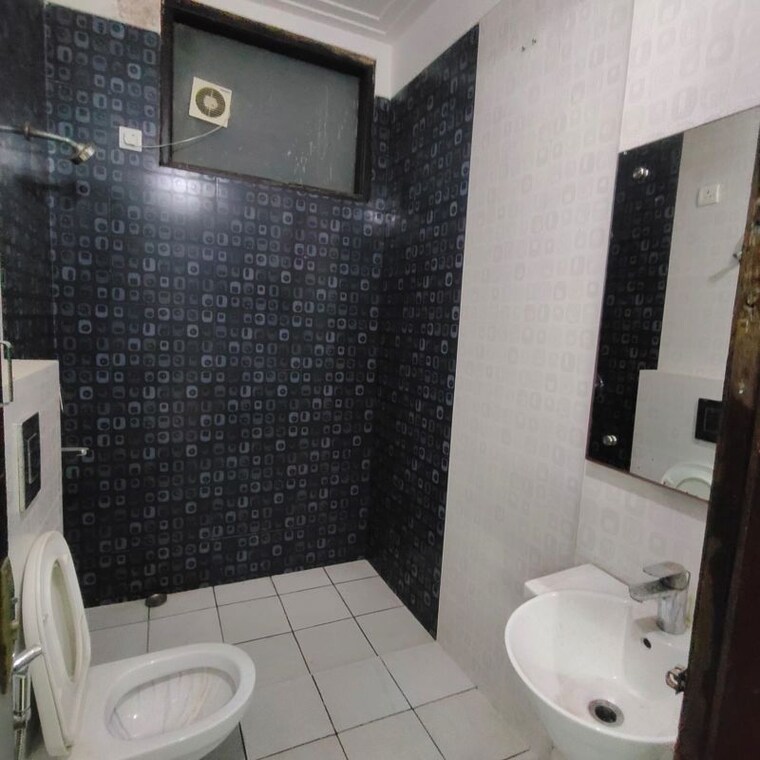 Bathroom, sector 55 3 Bedroom 300 Sq.Yd. Builder Floor In Sector 55 Gurgaon 10528841