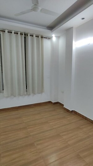 Room in 3 BHK Builder Floor at Sector 55 – for Rent