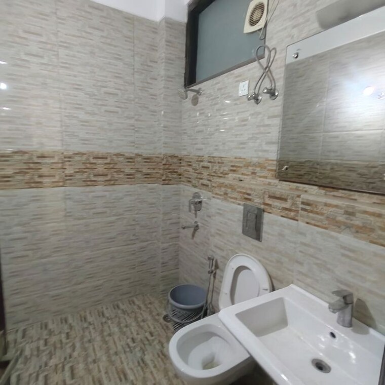 Bathroom, sector 55 3 Bedroom 300 Sq.Yd. Builder Floor In Sector 55 Gurgaon 10528841