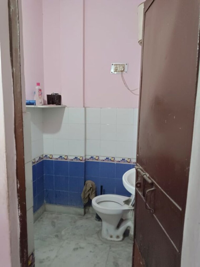 Bathroom, lajpat nagar 4 1 RK 395 Sq.Ft. Builder Floor In Lajpat Nagar 4 Delhi 10528838