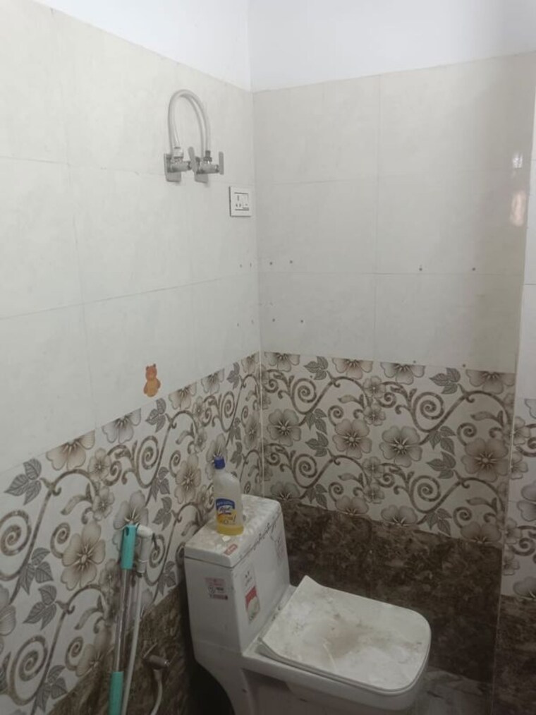 Bathroom, uttam nagar 2 Bedroom 750 Sq.Ft. Builder Floor In Uttam Nagar Delhi 10528899