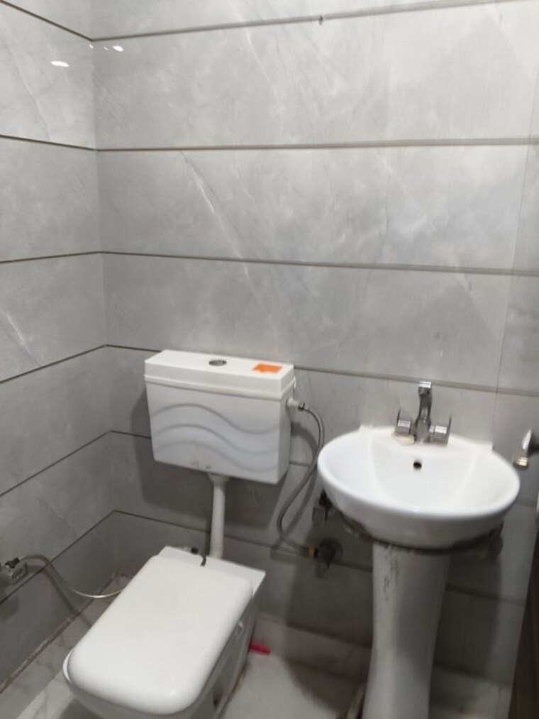 Bathroom, uttam nagar 2 Bedroom 750 Sq.Ft. Builder Floor In Uttam Nagar Delhi 10528920