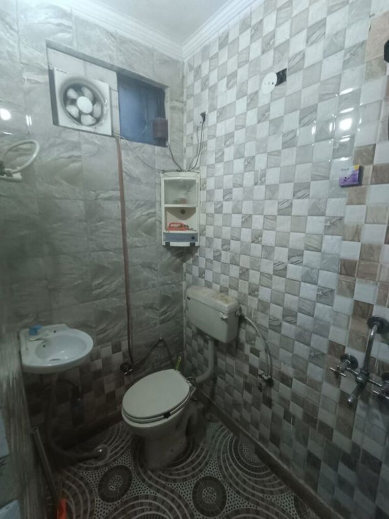 Bathroom, uttam nagar 2 Bedroom 500 Sq.Ft. Builder Floor In Uttam Nagar Delhi 10528937