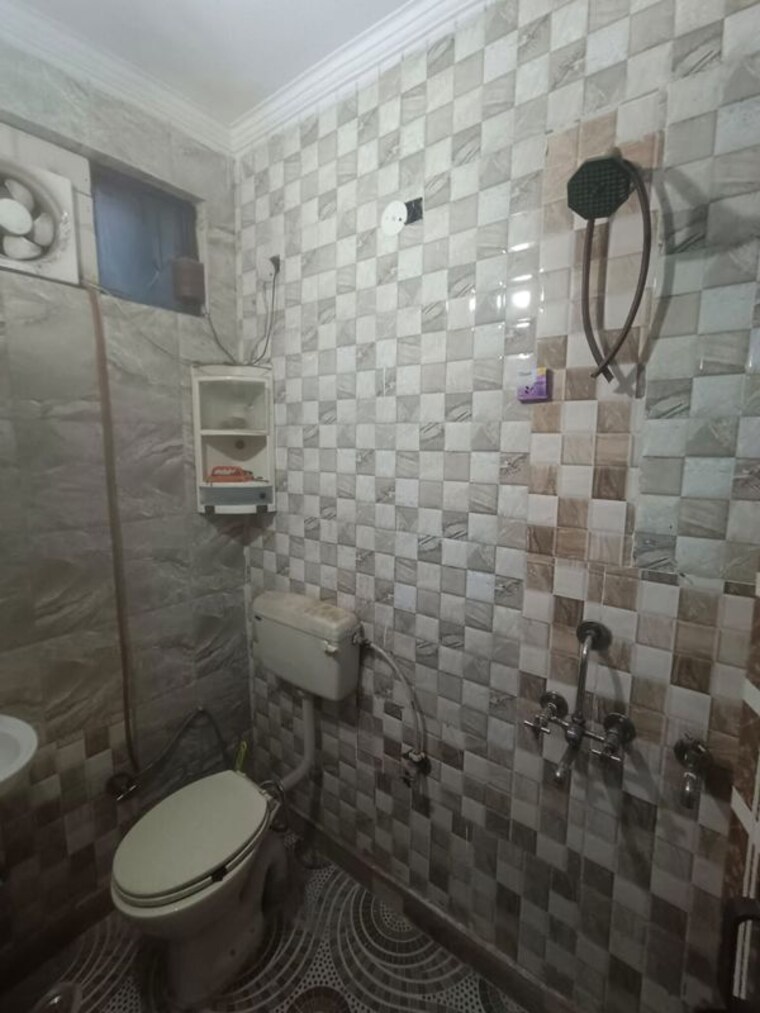 Bathroom, uttam nagar 2 Bedroom 500 Sq.Ft. Builder Floor In Uttam Nagar Delhi 10528937