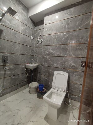 Bathroom in 1 BHK Builder Floor at Uttam Nagar – for Rent