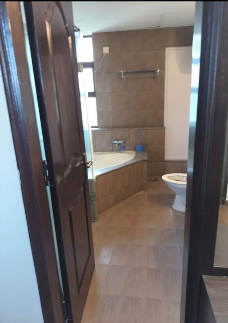 Bathroom, raheja-atlantis 3 Bedroom 2345 Sq.Ft. Apartment In Sector 31 Gurgaon 10529049